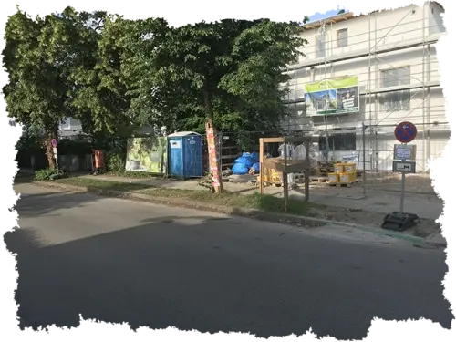 Mobiles Halteverbot bei einer Baustelle Mobiles Halteverbot für eine Baustelle zum Anliefern und Be-, und Entladen.